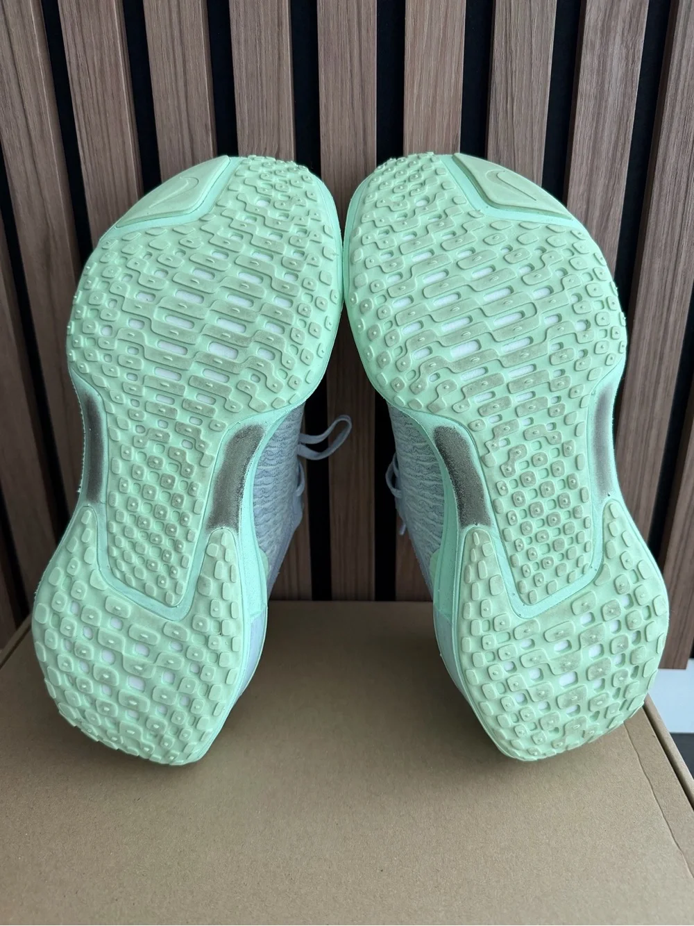 Nike Women’s 7.5 ZoomX Invincible Run 3 - Picture 6 of 8